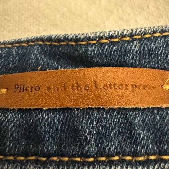 PILCRO ANTHRO Mid-Rise Slim Cutoff Jean Shorts. Size 28 - Picture 3 of 8